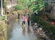 Puluhan Karyawan Rumah Sakit Jasa Kartini dan Warga Turun Bersihkan Kali