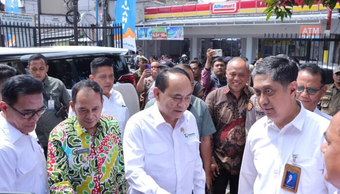 Menkop Budi Arie Hadir Di Kelurahan Cibeber Dalam Rangka Percepatan Pembentukan Koperasi Merah Putih