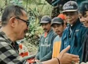 Korban Longsor Di desa Cipelah, Terima Bantuan Pangan dari Kapolsek Ciwidey Kompol Peeterson.