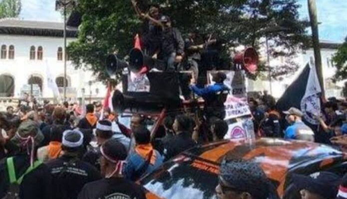 Pensiunan PT Pos Indonesia Gelar Aksi di Bandung, Tuntut Pembatalan Penghapusan Tunjangan