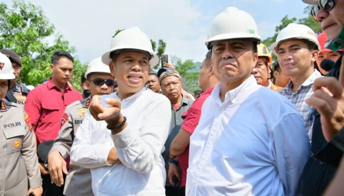 Dinsos Jabar Kirim Bantuan Makanan untuk Penanganan Longsor di Cirebon