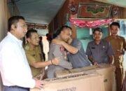 Kapolres Melawi AKBP Harris Batara Simbolon Serahkan Kursi Roda Sebagai Rasa Peduli Terhadap Sesama Keluarga Sahidin