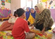 Wabup Intan Serahkan Bantuan Makanan Tambahan untuk Cegah Stunting di Caringin Cisoka