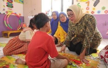 Wabup Intan Serahkan Bantuan Makanan Tambahan untuk Cegah Stunting di Caringin Cisoka