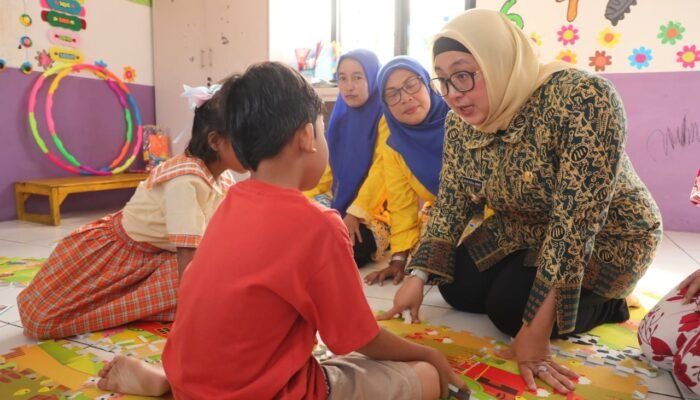 Wabup Intan Serahkan Bantuan Makanan Tambahan untuk Cegah Stunting di Caringin Cisoka