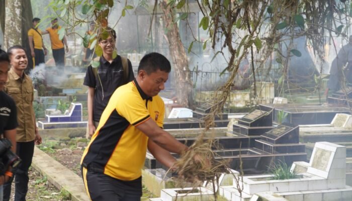 Sambut HUT Bhayangkara ke-79, Polisi Bersih-Bersih Rumput TPU Cieunteung