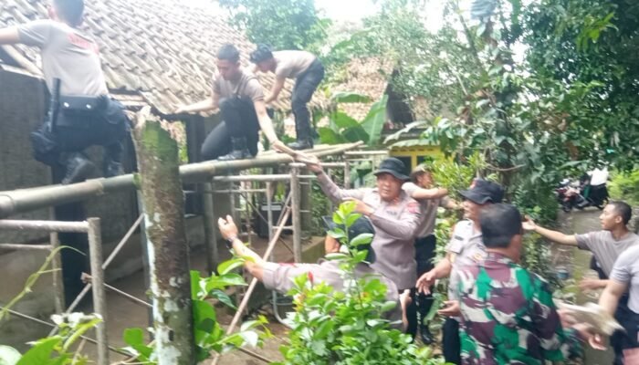 Kapolres Tasikmalaya Memimpin perobohan Rumah Nanu di Leuwisari