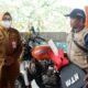 Wabup Intan Serahkan Bantuan Gerobak Motor untuk TPS3R Sindang Jaya