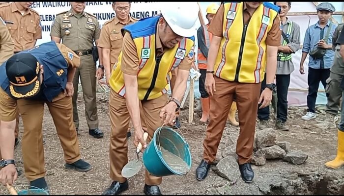 Peletakan Batu Pertama Jalan Pertigaan Pemkot Cimahi Oleh Walikota Cimahi Ngatiyana dan Adithia