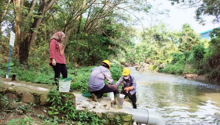 DLH Jabar Sidak ke Sungai Cilemahabang, Telusuri Sumber Pencemaran