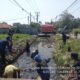 Sampah Numpuk di Saluran Sekunder Kedaung Di Desa Gaga, BBWS CC Bersihkan Sampah