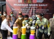 Kejari Garut Musnahkan Ribuan Barang Bukti, dari Botol Minuman Keras dan Narkotika Hingga Rokok Ilegal