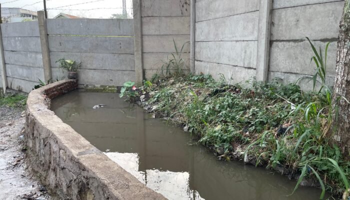 Selokan Meluap, Jalan Jadi Perangkap: Warga Minta Solusi Sebelum Hujan Datang