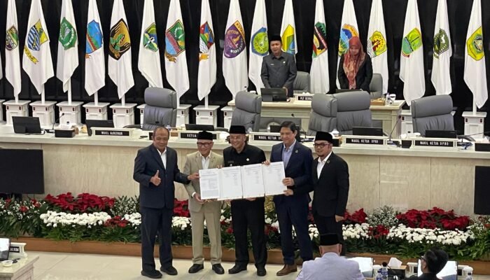 Pemda Provinsi dan DPRD Jabar Tandatangani Ranperda Perubahan APBD 2025, Fokuskan pada Kepentingan Rakyat