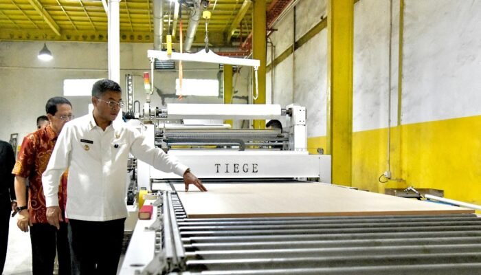 Wagub Erwan Setiawan Apresiasi Pabrik Mebel di Bogor Berdayakan Pekerja Lokal
