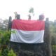 Dua Pecinta Alam Tasikmalaya Bentangkan Bendera Merah Putih di Jembatan Perjuangan Karang Resik