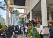 Demo di DPRD Kalbar Ricuh, Mahasiswa Alami Luka-Luka Usai Bentrok dengan Aparat