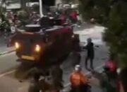 Mobil Rantis Polisi  Lindas Ojol Saat Bubarkan Demo di Pejompongan