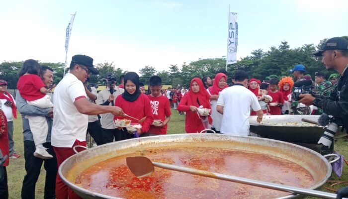 Peringati HUT RI ke-80, Danpussenif Letjen Iwan Setiawan dan Bobon Santoso Gelar Masak Besar Untuk 3000 Orang