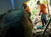 Pemilik Rumah Kaget, Batu Besar Masuk Rumah, Tim BPBD Lakukan Evakuasi