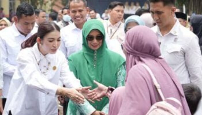 Ketua TP PKK Kabupaten Bandung Dampingi Istri Wapres Selvi Ananda di SDN Griya Bandung Indah