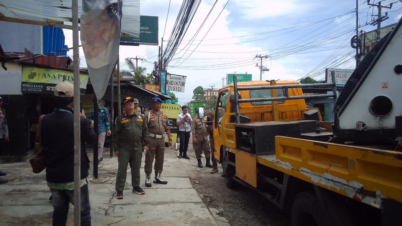 Satuan Tugas Kepatuhan Pajak dan Retribusi serta Pengawasan dan Pengendalian Perizinan Kabupaten Bandung kembali menggelar operasi besar-besaran untuk menertibkan reklame ilegal.