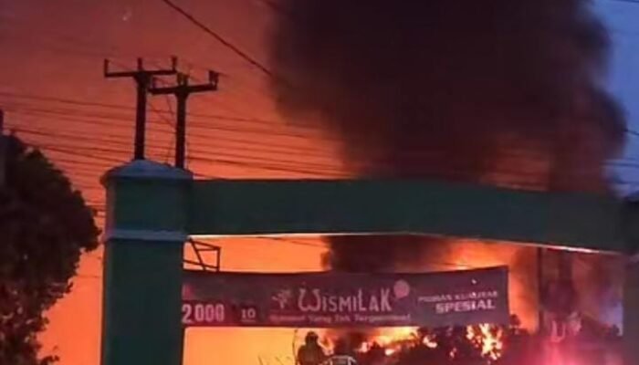 Pabrik PT Dame di Karawang Terbakar Hebat, Api Masih Membara Hingga Pagi