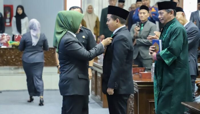 Khoiril Anwar Resmi Gantikan Almarhumah Tiktik Kartika di DPRD Kabupaten Bandung