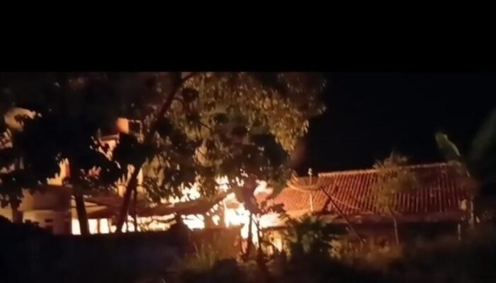 Polsek Malangbong dan Warga Gotong Royong Padamkan Kebakaran Dapur Rumah di Sukaratu Garut