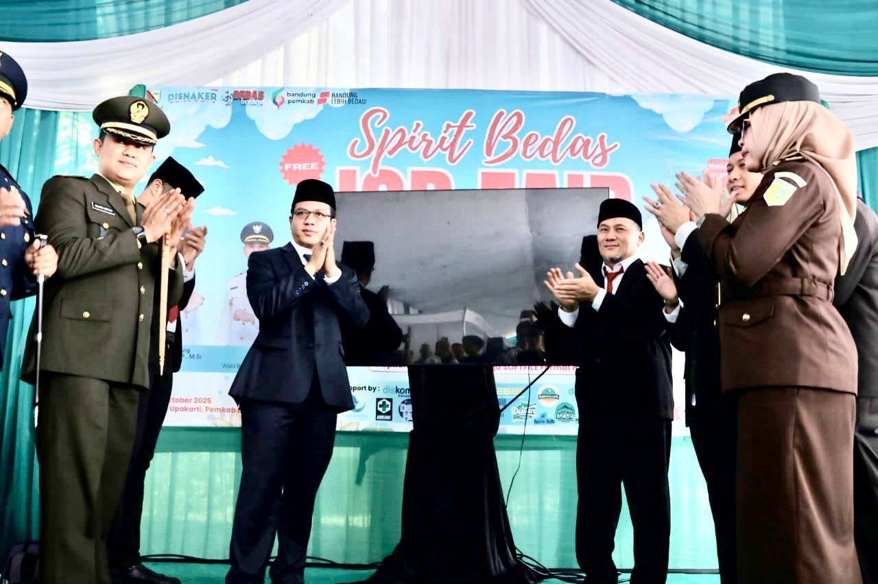 Bupati Kabupaten Bandung dan Unsur Forkopimda melakukan kunjungan ke sejumlah stand Job Fair di area Plaza Upakarti Kabupaten Bandung, Rabu (1/10/25)