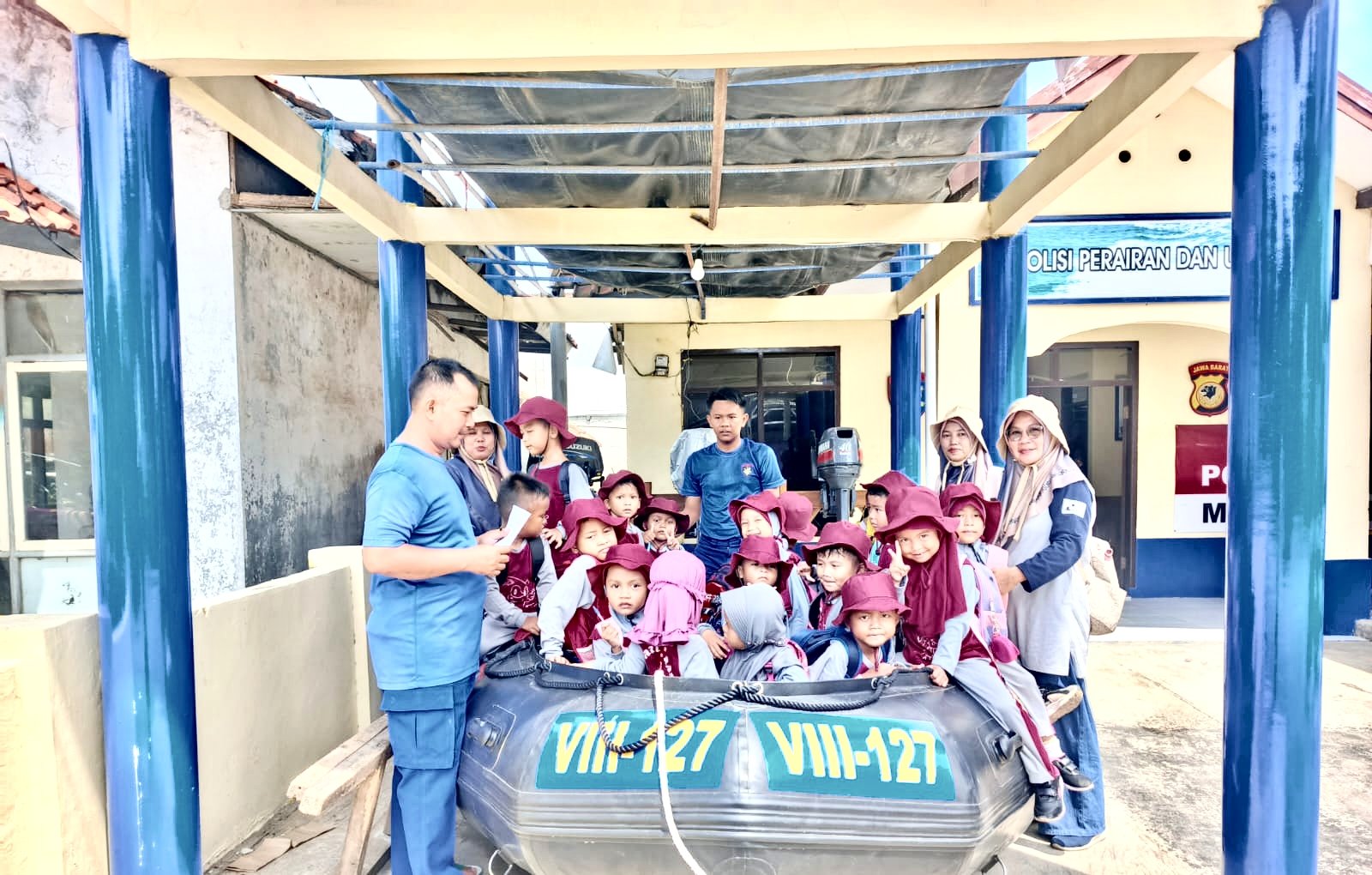 Kasat Polairud Polres Garut, IPTU Aep Saprudin, menegaskan bahwa kegiatan ini diharapkan dapat menumbuhkan kecintaan anak-anak terhadap Polri serta mengenalkan peran polisi perairan dalam menjaga keamanan laut dan pantai.