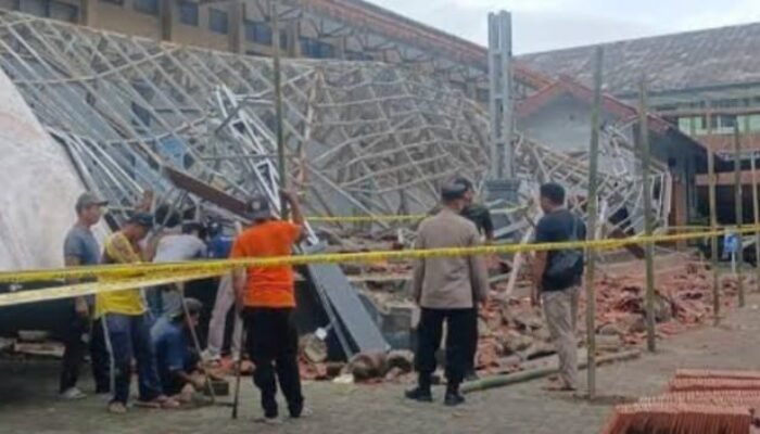 Atap Gazebo FKIP Unsil Tasikmalaya Ambruk, 20 Mahasiswa Jadi Korban Saat Latihan Teater