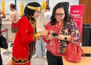 Semarak Hari Pahlawan, Petugas Whoosh Berpakaian Adat dan Ajak Penumpang Mengheningkan Cipta di Perjalanan Whoosh