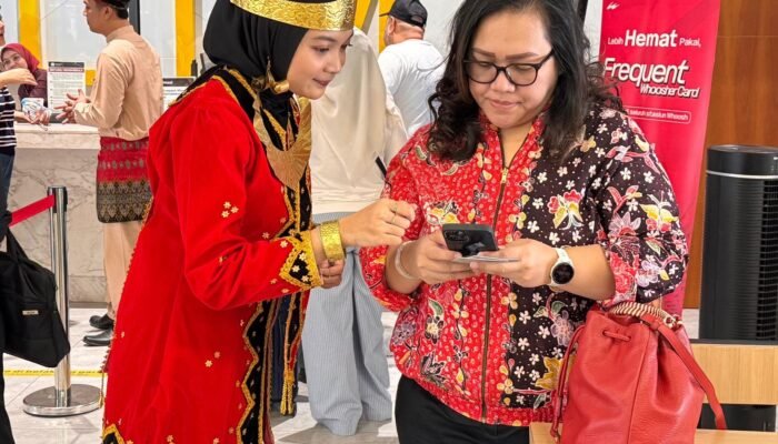 Semarak Hari Pahlawan, Petugas Whoosh Berpakaian Adat dan Ajak Penumpang Mengheningkan Cipta di Perjalanan Whoosh