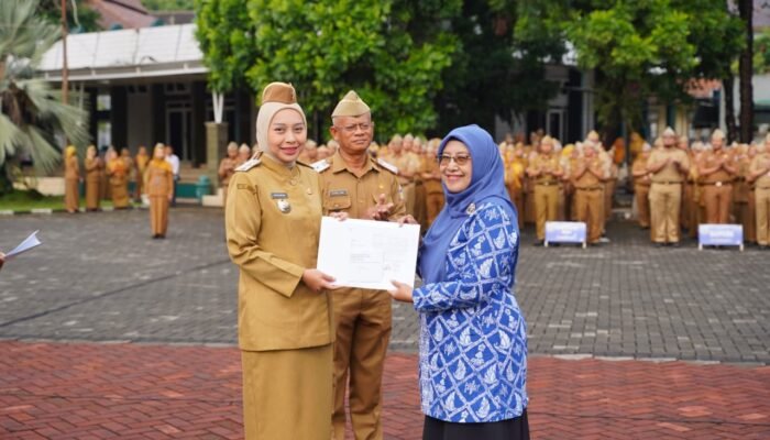 Momen Haru Purna Tugas, Luna Avriantini Pamit Setelah 31 Tahun Mengabdi untuk Garut