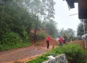 Polisi dan Warga Bersihkan Material Longsor di Jalan Raya Cikajang–Banjarwangi