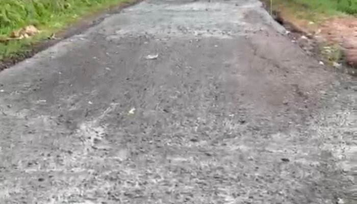 Pemdes Cilame Terpaksa Perbaiki Jalan Kabupaten yang Rusak Parah