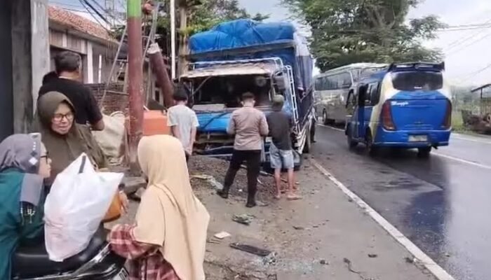 Truk Bermuatan Roti Alami Rem Blong di Limbangan Garut, Sopir Luka-Luka