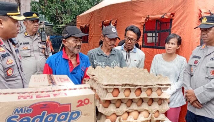 Kapolsek Medan Area Salurkan Bantuan untuk Korban Kebakaran di Jalan Denai
