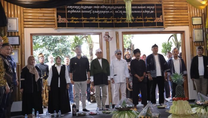 Ketua DPRD Jawa Barat Buky Wibawa Apresiasi Pelestarian Kearifan Lokal dalam Festival Cireundeu 2025