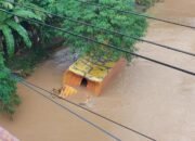 Rem Blong! Truk Pengangkut Paket Terjun ke Sungai di Ciamis, Sopir Dilarikan ke Rumah Sakit