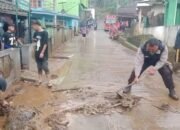 Polsek Cisurupan dan Tim Gabungan Gerak Cepat Evakuasi Material Banjir dan Longsor di Balewangi
