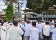 Ratusan Calon Jemaah Haji Garut Desak Penundaan Penerapan UU Haji dan Umrah 2025