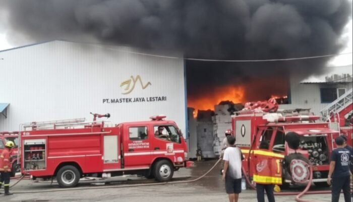 Pabrik Karpet PT Martex di Cikancung Kabupaten Bandung Terbakar Hebat, 12 Unit Damkar Dikerahkan
