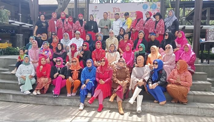 Para Member Universal Line Dance Kota Cimahi foto bersama dalam tasyakur bin ni'mah bersama Ketua ULD Kota Cimahi Indah Anggraini dan Wakil Ketua KORMI bidang OKK Kaplen Sahiundaleng