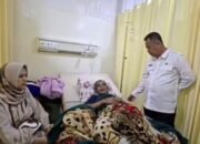 Dirut PDAM Tirta Intan Tinjau Dua Pegawai Sakit, Berikan Dukungan dan Bantuan Medis