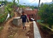 Cegah Longsor di Musim Hujan, Warga Leuwigoong dan Distarkim Garut Bangun TPT