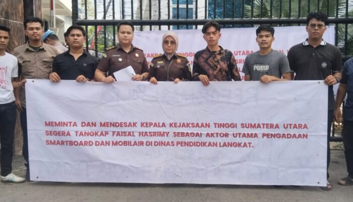 PERMAK membentangkan spanduk di depan gerbang Kejati Sumatra Utara