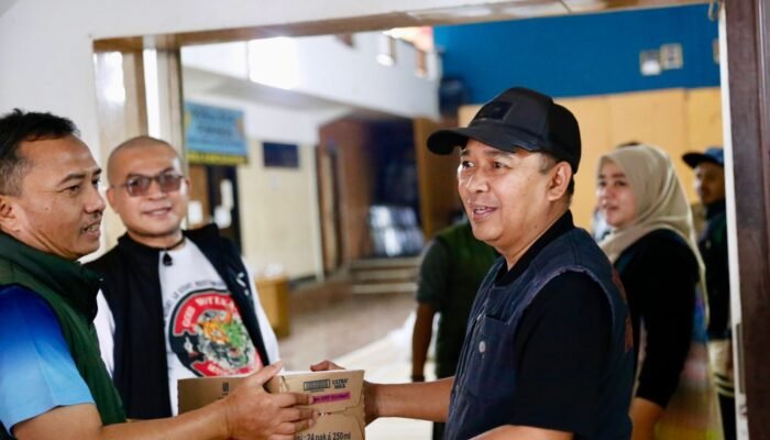 Peduli Banjir di Kabupaten Bandung, Sekretariat DPRD Jabar Serahkan Bantuan Ke Desa Rancamanyar