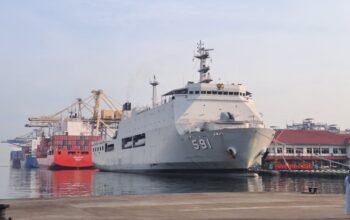 Dukung Restorasi Sistem Kelistrikan di Wilayah Bencana Sumatra, Len Salurkan PLTS Portable